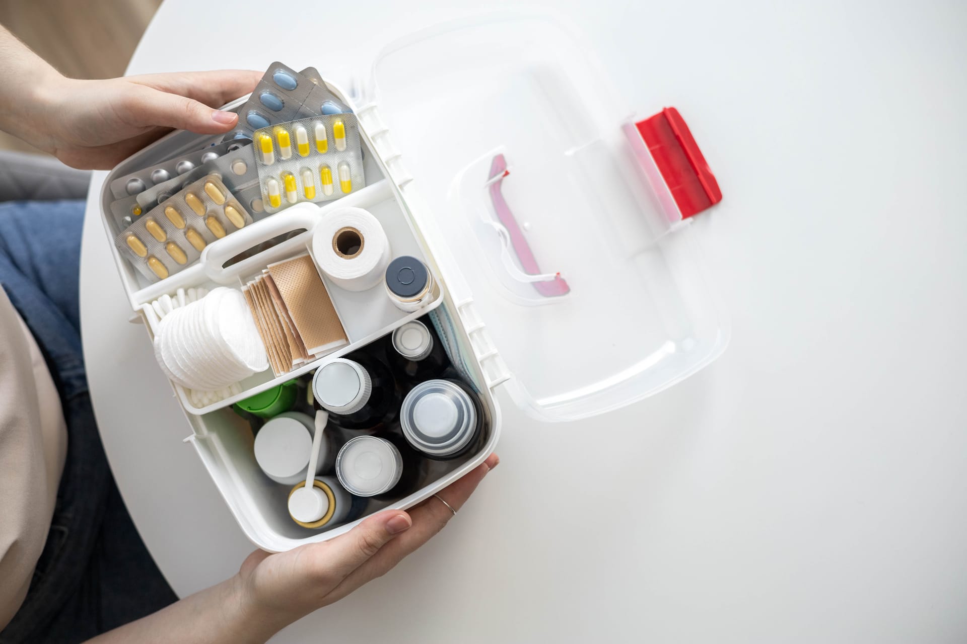 Onderdelen van een medical-set worden gecontroleerd en aangevuld