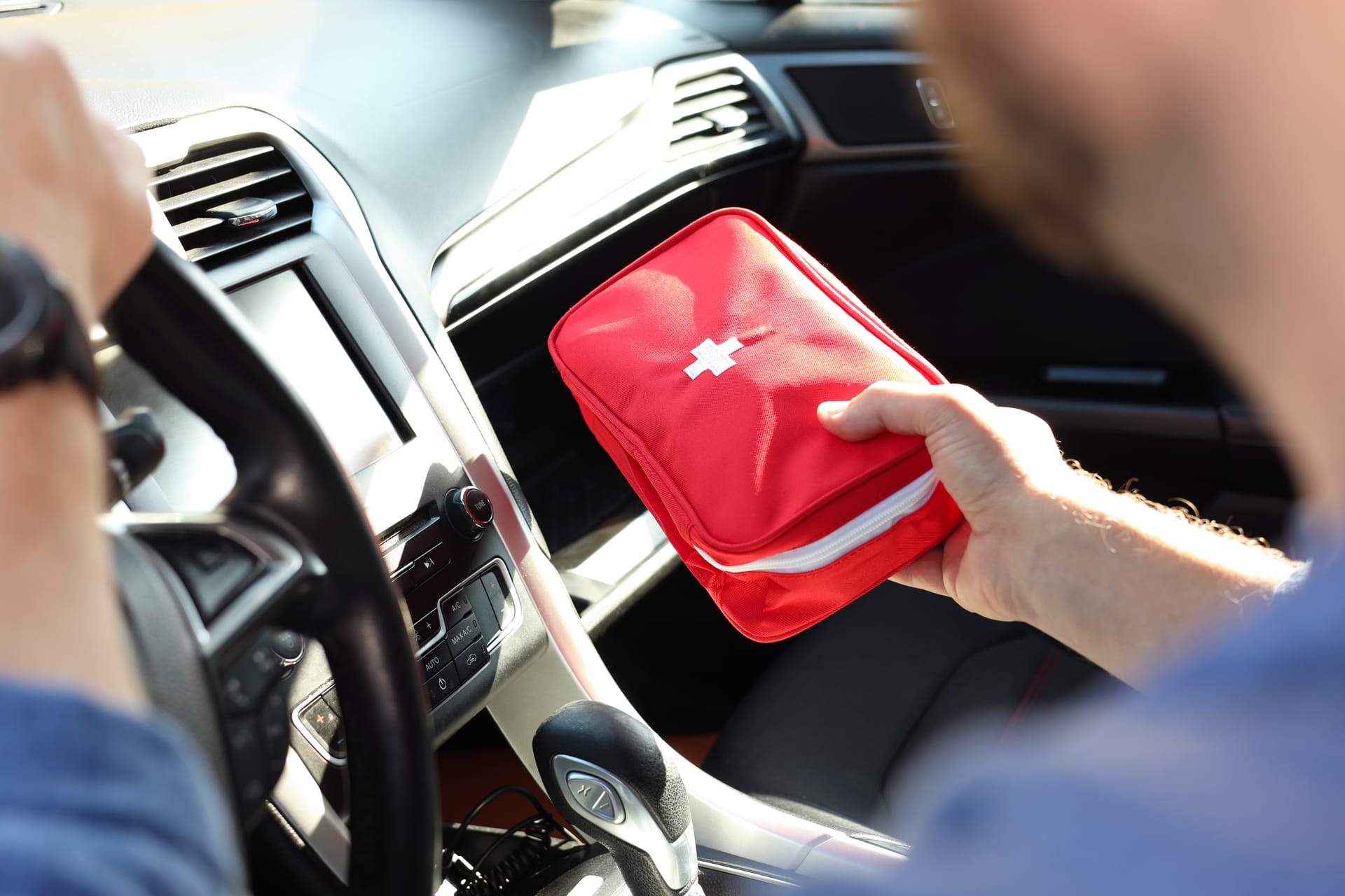 Medical-set binnen handbereik in de auto