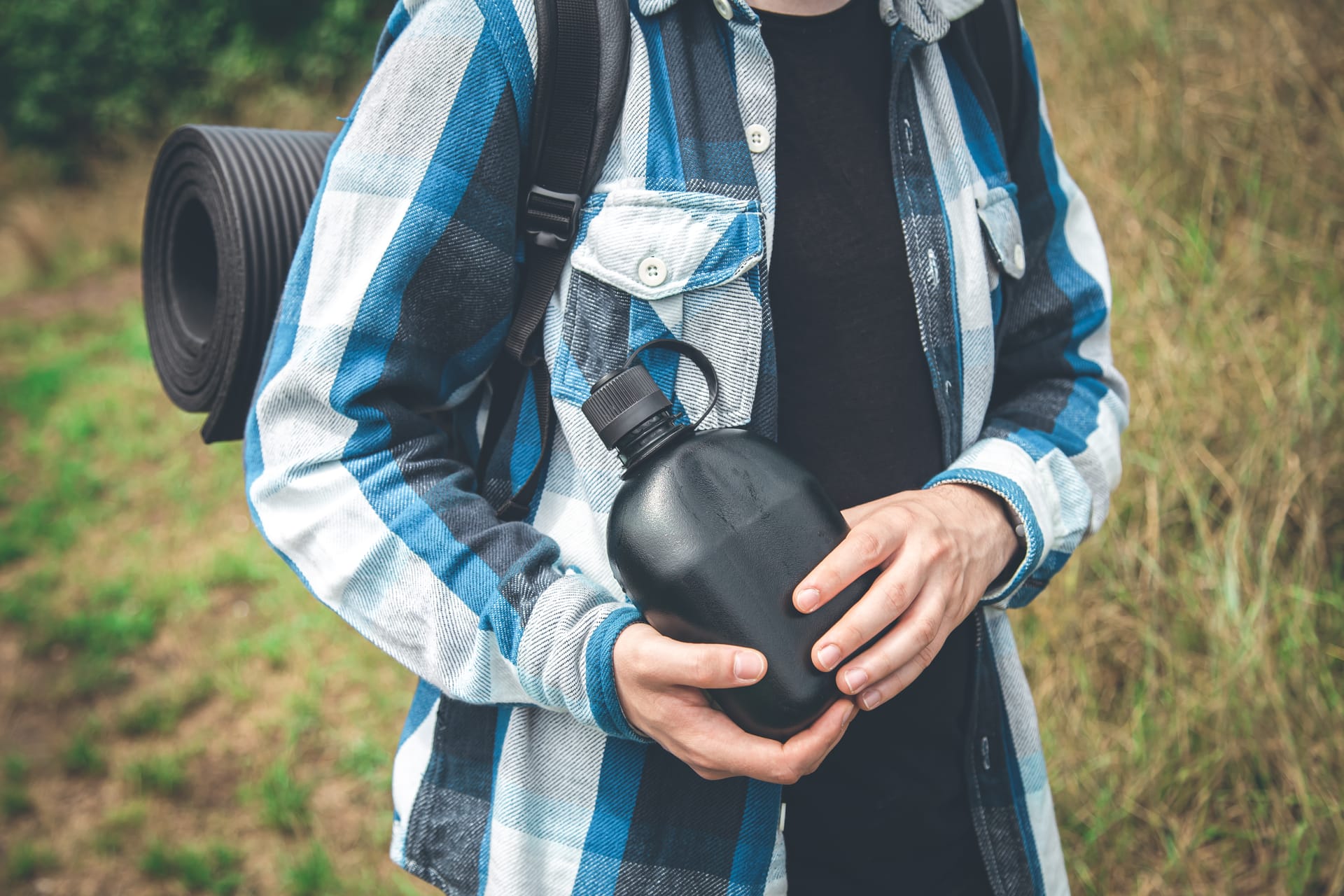 Drinkfles in de hand onderweg tijdens een tocht
